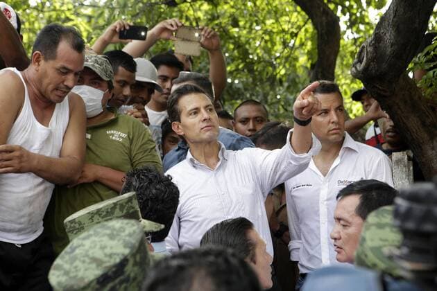 Präsident Pena Nieto besucht das Erdbebengebiet in Mexiko Mexican President Enrique Pena Nieto (C) talks to damnified after the earthquake in Juchitan, Oaxaca, Mexico, 08 September 2017. Pena Nieto arrived in Oaxaca to visit the most affected areas after an earthquake that hit the center and south of the country and left 58 dead. Pena Nieto visits the most affected areas after the earthquake in Mexico !ACHTUNG: NUR REDAKTIONELLE NUTZUNG!  Copyright: xMarioxArturoxMartínezx JUC100 20170909-636405217035319025