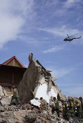 Themen der Woche (170908) -- OAXACA (MEXICO), Sept. 8, 2017 -- Members of security forces work over debris from collapsed structures after an earthquake in the town of Juchitan, Oaxaca state, Mexico, on Sept. 8, 2017. The 8.2 magnitude quake which rocked Mexico on Thursday night has now left a preliminary death toll of 58, Mexico s national earthquake service, SSN, said on Friday. ) MEXICO-OAXACA-EARTHQUAKE DavidxdexlaxPaz 