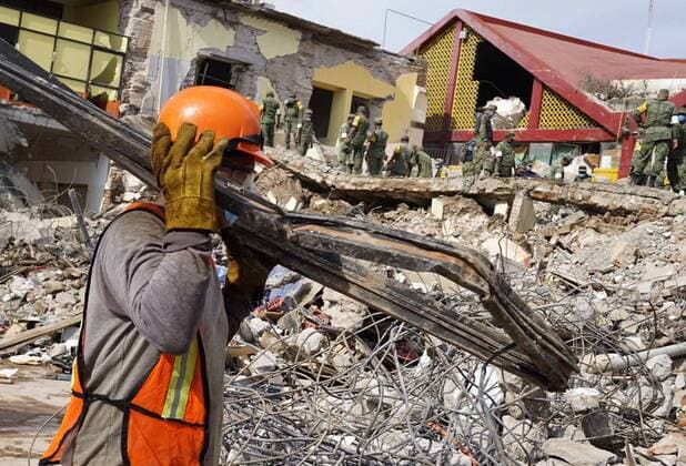 (170909) -- OAXACA, Sept. 9, 2017 -- Rescuers work after an earthquake in Juchitan of Oaxaca state Sept. 8, 2017. The 8.2 magnitude quake rocking Mexico Thursday night has left at least 58 people dead, Mexico s national earthquake service said on Friday. David de la Paz) (da) (ce) MEXICO-EARTHQUAKE-AFTERMATH e DavidxdexlaxPaz 