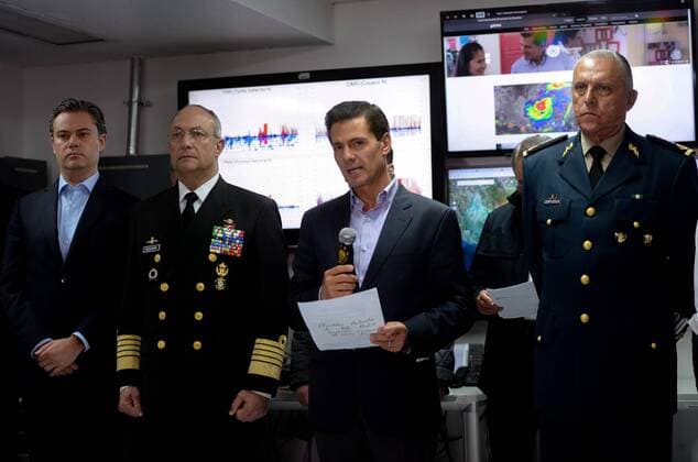 Präsident Pena Nieto besucht das Erdbebengebiet in Mexiko (170909) -- MEXICO CITY, Sept. 9, 2017 -- Photo provided by Mexico s Presidency shows Mexican President Enrique Pena Nieto (2nd R) speaking after an earthquake at the National Disaster Prevention Center in Mexico City, capital of Mexico, Sept. 8, 2017. The 8.2 magnitude quake rocking Mexico Thursday night has left at least 58 people dead, Mexico s national earthquake service said on Friday. Mexico s Presidency) (jg) (fnc) (da) MEXICO-EARTHQUAKE-AFTERMATH e MEXICANxPRESIDENCY 