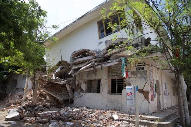 (170909) -- OAXACA (MEXICO), Sept. 9, 2017 -- Photo taken on Sept. 8, 2017, shows a damaged house after an earthquake in Oaxaca state, Mexico. A powerful earthquake measuring 8.2 on the Richter scale struck off Mexico s southern coast late Thursday night, killing at least 61 people. ) MEXICO-OAXACA-EARTHQUAKE-AFTERMATH DanxHang 