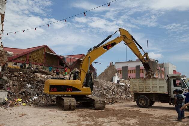 (170909) -- OAXACA (MEXICO), Sept. 9, 2017 -- An excavator removes debris from collapsed building after an earthquake in Oaxaca state, Mexico, on Sept. 8, 2017. A powerful earthquake measuring 8.2 on the Richter scale struck off Mexico s southern coast late Thursday night, killing at least 61 people. ) MEXICO-OAXACA-EARTHQUAKE-AFTERMATH DanxHang 