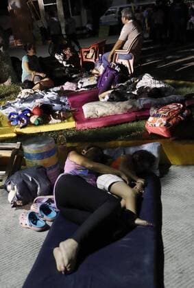 Earthquake s victims rest outside their residences in Juchitan town, Oaxaca, Mexico, on 09 September 2017. Earlier in the day Mexican President Enrique Pena Nieto visited the areas most affected by the powerful earthquake that shook the center and south of the country the late evening of 07 September. Pena Nieto declared three days of national mourning for the victims of the 8.1 magnitude earthquake. Earthquake aftermath !ACHTUNG: NUR REDAKTIONELLE NUTZUNG!  Copyright: xJorgexNúnezx GRA008 20170909-636405558713438296