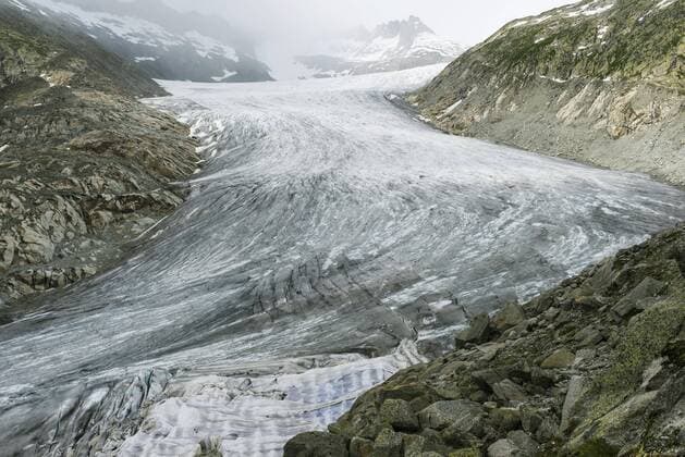 IMAGO Nature: Unsere Erde, Klimawandel, Gletscherschmelze  Rhonegletscher in Wolken, unten weiße Tücher gegen das Auftauen der Gletscherhöhle, Obergoms VS, Wallis, Schweiz, Europa *** Rhone Glacier in Clouds below White Towels against the Thawing the Glacier cave Obergoms VS Wallis Switzerland Europe Copyright: imageBROKER/HaraldxWenzel-Orf ibxhwo04558134.jpg