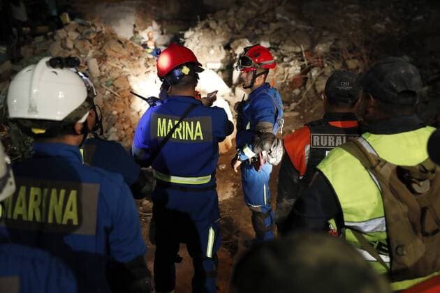 Bilder des Tages Emergency Services workers inspect the debris of a building collapsed after the earthquake in Juchitan town, Oaxaca, Mexico, on 09 September 2017. Earlier in the day Mexican President Enrique Pena Nieto visited the areas most affected by the powerful earthquake that shook the center and south of the country the late evening of 07 September. Pena Nieto declared three days of national mourning for the victims of the 8.1 magnitude earthquake. Earthquake aftermath !ACHTUNG: NUR REDAKTIONELLE NUTZUNG!  Copyright: xJorgexNúnezx GRA014 20170909-636405638501515369