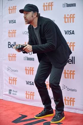 Jason Sudeikis gets ready to take a photo of photographers on the red carpet as he arrives at the premiere of Kodachrome at the Princess of Wales Theatre during the Toronto International Film Festival in Toronto, Canada on September 8, 2017.  TOR2017090860 CHRISTINExCHEW