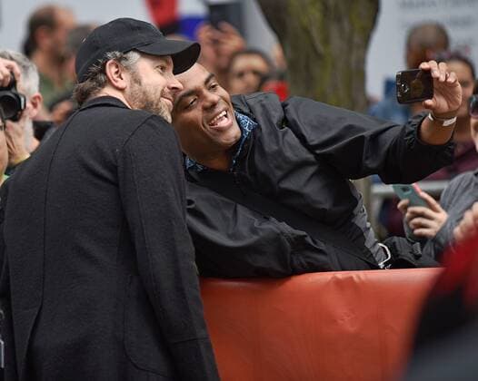 Jason Sudeikis poses for a selfie with a fan as he arrives at the premiere of Kodachrome at the Princess of Wales Theatre during the Toronto International Film Festival in Toronto, Canada on September 8, 2017.  TOR2017090855 CHRISTINExCHEW