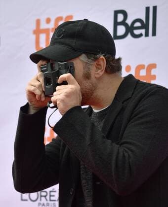 Jason Sudeikis takes a photo of photographers on the red carpet as he arrives at the premiere of Kodachrome at the Princess of Wales Theatre during the Toronto International Film Festival in Toronto, Canada on September 8, 2017.  TOR2017090859 CHRISTINExCHEW