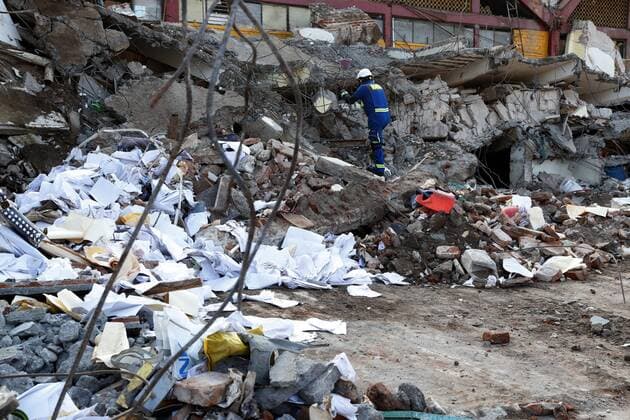 Rescue services workers search under the debris of a building that was destroyed due to the earthquake in the Juchitan municipality, in Oaxaca, Mexico, 9 September 2017. Juchitan is one of the most affected places by the 8.2-magnitude earthquake, the strongest in the country since 1932, that has left at least 61 dead and more than 250 injured. At least 61 dead and 250 injured by the strongest earthquake in Mexico since 1932 !ACHTUNG: NUR REDAKTIONELLE NUTZUNG!  Copyright: xJorgexNúnezx MEX03 20170909-636405760552799096
