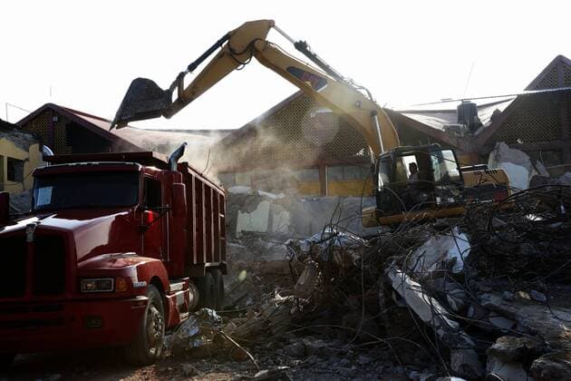 Rescue services workers remove debris in the Juchitan municipality, in Oaxaca, Mexico, 9 September 2017. Juchitan is one of the most affected places by the 8.2-magnitude earthquake, the strongest in the country since 1932, that has left at least 61 dead and more than 250 injured. At least 61 dead and 250 injured by the strongest earthquake in Mexico since 1932 !ACHTUNG: NUR REDAKTIONELLE NUTZUNG!  Copyright: xJorgexNúnezx MEX03 20170909-636405760572923096