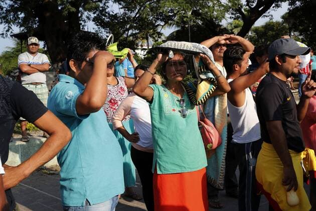 Residents look at the rescue services during the victims search under the debris of a building that was destroyed due to the earthquake in the Juchitan municipality, in Oaxaca, Mexico, 9 September 2017. Juchitan is one of the most affected places by the 8.2-magnitude earthquake, the strongest in the country since 1932, that has left at least 61 dead and more than 250 injured. At least 61 dead and 250 injured by the strongest earthquake in Mexico since 1932 !ACHTUNG: NUR REDAKTIONELLE NUTZUNG!  Copyright: xJorgexNúnezx MEX03 20170909-636405761924351096