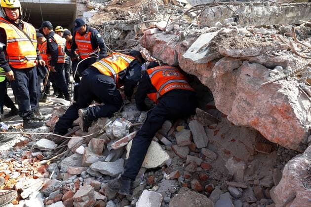 Themen der Woche Bilder des Tages Rescuers, soldiers of the Army and Navy continue with the work of people search in the rubble, in the Juchitan municipality, in Oaxaca, Mexico, 9 September 2017. Juchitan is one of the most affected places by the 8.2-magnitude earthquake, the strongest in the country since 1932, that has left at least 61 dead and more than 250 injured. At least 61 dead and 250 injured by the strongest earthquake in Mexico since 1932 !ACHTUNG: NUR REDAKTIONELLE NUTZUNG!  Copyright: xJorgexNúnezx MEX03 20170909-636405782385204786