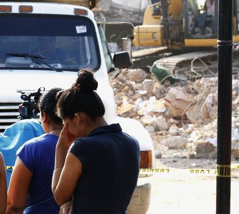 People observe the work of people search in the rubble, in the Juchitan municipality, in Oaxaca, Mexico, 09 September 2017. Juchitan is one of the most affected places by the 8.2-magnitude earthquake, the strongest in the country since 1932, that has left at least 61 dead and more than 250 injured. At least 61 dead and 250 injured by the strongest earthquake in Mexico since 1932 !ACHTUNG: NUR REDAKTIONELLE NUTZUNG!  Copyright: xJorgexNúnezx MEX03 20170909-636405783169104786