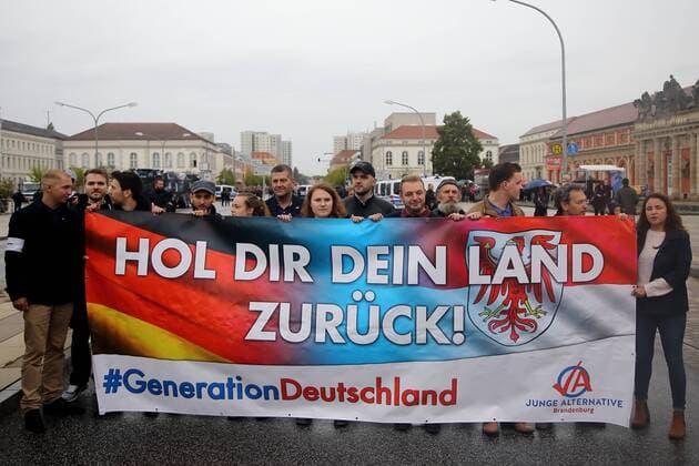 Teilnehmer einer AfD-Kundgebung mit Björn Höcke in Potsdam halten ein Banner Hol dir dein Land zurück Junge Alternative Brandenburg, 9. September 2017. AfD-Kundgebung und Gegenprotest in Potsdam *** Participants a AFD Rally with Björn Höcke in Potsdam hold a Banner Hol Dir your Country back Boy Alternative Brandenburg 9 September 2017 AFD Rally and Counter-protest in Potsdam