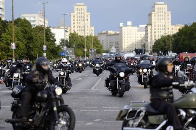 Die Hells Angels Berlin während einer Demo-Ausfahrt unter dem Motto Freedom is our Religion – Protest gegen die Abschaffung der Vereinsfreiheit und das damit verbundene Tragen der jeweiligen Symbole des Motoradclubs in Öffenltichkeit snapshot-photography xK.M.Krause *** the Hells Angels Berlin during a Demonstration Exit under the Motto Freedom IS Our Religion – Protest against the Abolition the Freedom of association and the This related wear the each Symbols the Motoradclubs in snapshot Photography XK M Krause
