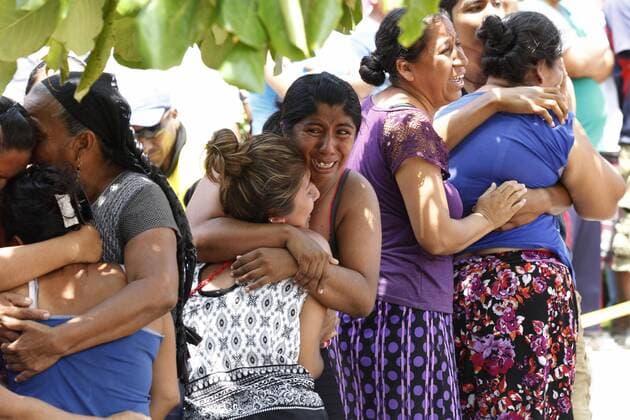 Relatives and friends cry during the rescue of policeman Juan Jimenez at the Municipal Palace of Juchitan, Oaxaca, Mexico, 09 September 2017. The 8.2 magnitude earthquake, the biggest since 1932 in the country, left at least 61 dead and 250 wounded at the states of Oaxaca, Chiapas and Tabasco. At least 61 dead and 250 wounded after bigest earthquake in Mexico since 1932 !ACHTUNG: NUR REDAKTIONELLE NUTZUNG!  Copyright: xJorgexNúnezx JUC001 20170909-636405860128042384
