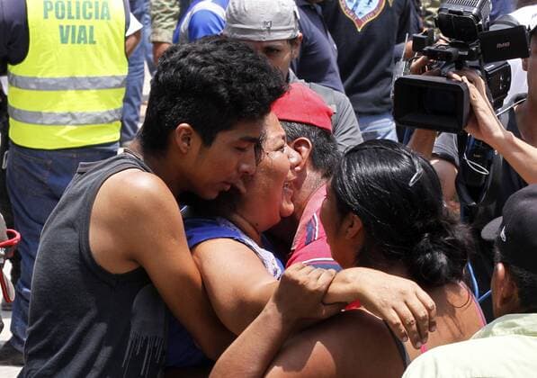 Relatives and friends cry during the rescue of policeman Juan Jimenez at the Municipal Palace of Juchitan, Oaxaca, Mexico, 09 September 2017. The 8.2 magnitude earthquake, the biggest since 1932 in the country, left at least 61 dead and 250 wounded at the states of Oaxaca, Chiapas and Tabasco. At least 61 dead and 250 wounded after bigest earthquake in Mexico since 1932 !ACHTUNG: NUR REDAKTIONELLE NUTZUNG!  Copyright: xJorgexNúnezx JUC002 20170909-636405860168134384