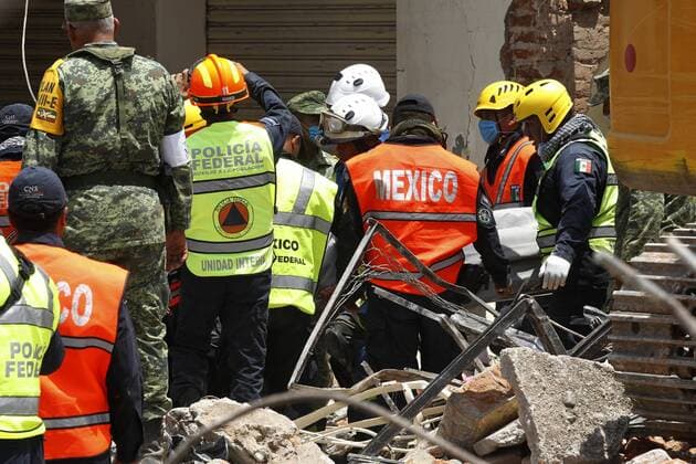 Soldiers of the Army and the Navy rescue the body of policeman Juan Jimenez at the Municipal Palace of Juchitan, Oaxaca, Mexico, 09 September 2017. The 8.2 magnitude earthquake, the biggest since 1932 in the country, left at least 61 dead and 250 wounded at the states of Oaxaca, Chiapas and Tabasco. At least 61 dead and 250 wounded after bigest earthquake in Mexico since 1932 !ACHTUNG: NUR REDAKTIONELLE NUTZUNG!  Copyright: xJorgexNúnezx JUC003 20170909-636405860839870384