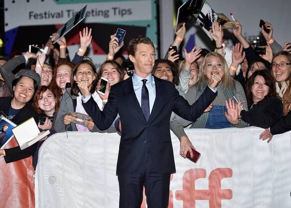 Benedict Cumberbatch poses for a photo with fans as he arrives for the world premiere of The Current War at the Princess of Wales Theatre during the Toronto International Film Festival in Toronto, Canada on September 9, 2017.  TOR2017090912 CHRISTINExCHEW