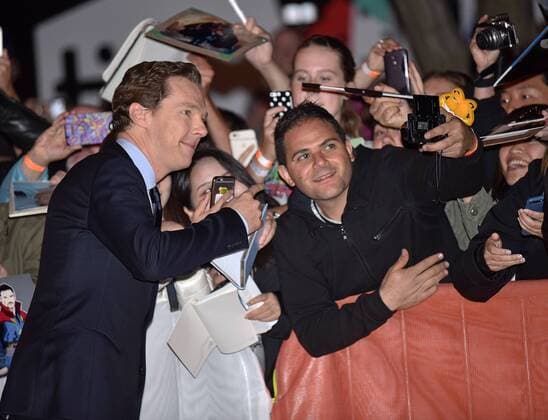 Benedict Cumberbatch signs autographs and poses for a selfie with fans as he arrives for the world premiere of The Current War at the Princess of Wales Theatre during the Toronto International Film Festival in Toronto, Canada on September 9, 2017.  TOR2017090916 CHRISTINExCHEW