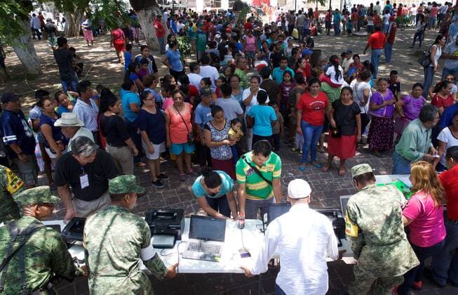 (170910) -- JUCHITAN (MEXICO), Sept. 10, 2017 -- Local residents register the loss of property to the authority after an earthquake hit in Juchitan, Oaxaca state, Mexico, Sept. 9, 2017. A powerful earthquake measuring 8.2 on the Richter scale struck off Mexico s southern coast late Thursday night, killing 90 people. ) MEXICO-OAXACA-JUCHITAN-EARTHQUAKE DanxHang 