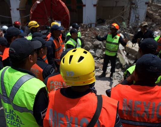 (170910) -- JUCHITAN (MEXICO), Sept. 10, 2017 -- Rescue workers wait to enter a searching zone after an earthquake hit in Juchitan, Oaxaca state, Mexico, Sept. 9, 2017. A powerful earthquake measuring 8.2 on the Richter scale struck off Mexico s southern coast late Thursday night, killing 90 people. ) MEXICO-OAXACA-JUCHITAN-EARTHQUAKE DanxHang 