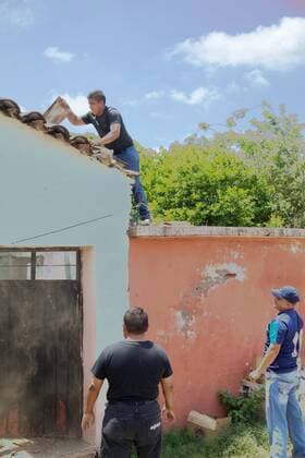 (170910) -- JUCHITAN (MEXICO), Sept. 10, 2017 -- Local residents remove debris after an earthquake hit in Juchitan, Oaxaca state, Mexico, Sept. 9, 2017. A powerful earthquake measuring 8.2 on the Richter scale struck off Mexico s southern coast late Thursday night, killing 90 people. ) MEXICO-OAXACA-JUCHITAN-EARTHQUAKE DanxHang 