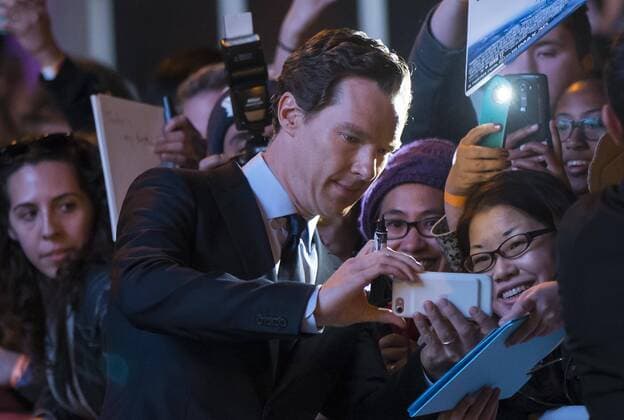 (170910) -- TORONTO, Sept. 10, 2017 -- Actor Benedict Cumberbatch (C) poses for photos with fans as he attends the premiere of the film The Current War at Princess of Wales Theatre during the 2017 Toronto International Film Festival in Toronto, Canada, Sept. 9, 2017. ) CANADA-TORONTO-FILM FESTIVAL-THE CURRENT WAR ZouxZheng 