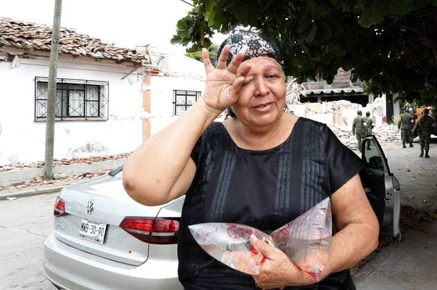 A woman receives water from the authorities in Ixtaltepec, Oaxaca, Mexico, 10 September 2017. The death toll after the earthquake registered past 07 September rose from 65 to 90. The death toll after the earthquake rises to 90 in Mexico !ACHTUNG: NUR REDAKTIONELLE NUTZUNG!  Copyright: xJorgexNúnezx IXT001 20170910-636406698921198756