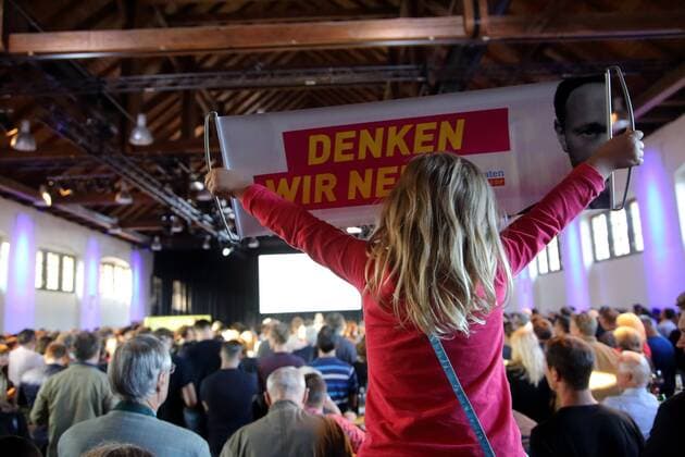 Deutsche Parteien: FDP. Wiedereinzug in den Bundestag 2017 Ein kleines Mädchen hält ein Rollbanner mit der Aufschrift Denken wir neu während einer FDP-Wahlkampfveranstaltung mit Christian Lindner in der Schinkelhalle in Potsdam, 10. September 2017. Bundestagswahlkampf 2017 *** a Small Girl holds a with the Inscription Think We New during a FDP Election campaign event with Christian Lindner in the Schinkelhalle in Potsdam 10 September 2017 Bundestag election campaign 2017