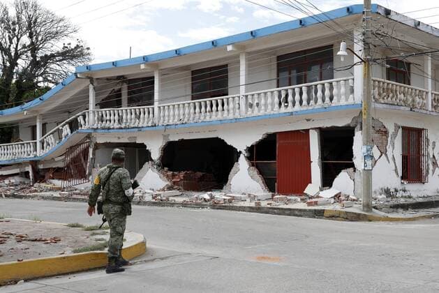Members of the Army deliver food and water in Ixtaltepec, Oaxaca, Mexico, 10 September 2017. The death toll after the earthquake registered past 07 September rose from 65 to 90. The death toll after the earthquake rises to 90 in Mexico !ACHTUNG: NUR REDAKTIONELLE NUTZUNG!  Copyright: xJorgexNúnezx IXT006 20170910-636406727374803677