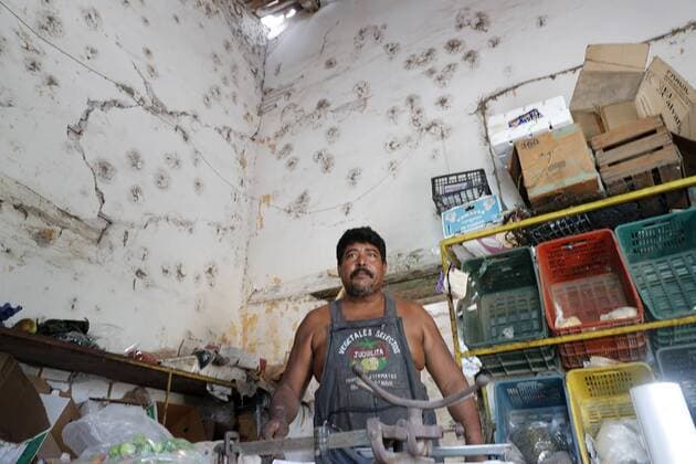 Juan Linares sells groceries in Ixtaltepec, Oaxaca, Mexico, 10 September 2017. The death toll after the earthquake registered past 07 September rose from 65 to 90. The death toll after the earthquake rises to 90 in Mexico !ACHTUNG: NUR REDAKTIONELLE NUTZUNG!  Copyright: xJorgexNúnezx IXT007 20170910-636406728109251677