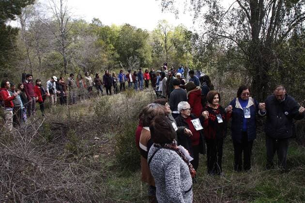 Relatives of victims of Pinochet s dictatorship visit the Colonia Dignidad in Parral, Chile, 10 September 2017. A group of relatives of victims of the Chilean dictatorship visited the former Colonia Dignidad, where, according to a witness there is a common grave in which they were buried after being executed. Relatives of Pinochet s victims enter Colonia Dignidad to visit the common grave !ACHTUNG: NUR REDAKTIONELLE NUTZUNG!  Copyright: xBENJAMÍNxHERNÁNDEZx PAR003 20170911-636406922107038141