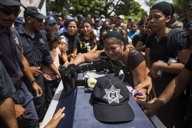 September 10, 2017 - EUM20170910NAC18.JPG.JUCHITAN, Oax. FuneralFuneral-Policia.- 10 de septiembre de 2017, funeral de Juan Jimenez, el policia que fue rescatado de los escombros del palacio municipal Juchitan, esto debido al terremoto que sufrio Oaxaca la noche del 7 de septiembre de 2017. Foto: Agencia EL UNIVERSALChristopher Rogel BlanquetMAVC  - ZUMAu78_ 20170910_zaf_u78_050 Copyright: xElxUniversalx