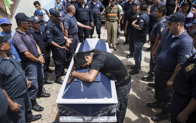 September 10, 2017 - EUM20170910NAC17.JPG.JUCHITAN, Oax. FuneralFuneral-Policia.- 10 de septiembre de 2017, funeral de Juan Jimenez, el policia que fue rescatado de los escombros del palacio municipal Juchitan, esto debido al terremoto que sufrio Oaxaca la noche del 7 de septiembre de 2017. Foto: Agencia EL UNIVERSALChristopher Rogel BlanquetMAVC  - ZUMAu78_ 20170910_zaf_u78_051 Copyright: xElxUniversalx