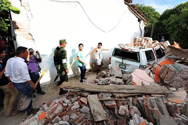 September 10 2017 EUM20170910NAC39 JPG JUCHITÃN Oax Seism Sismo Oaxaca 10 de septiembre 2017 El gobernador de Oaxaca Alejandro Murat y la titular de la Secretaria de Desarrollo Agrario Territorial y Urbano Sedatu Rosario Robles en un recorrido por las zonas de desastre por el sismo de 8 2 del pasado jueves Foto Agencia EL UNIVERSAL RCC  - ZUMAu78_ 20170910_zaf_u78_095 Copyright: xValentexRosasx