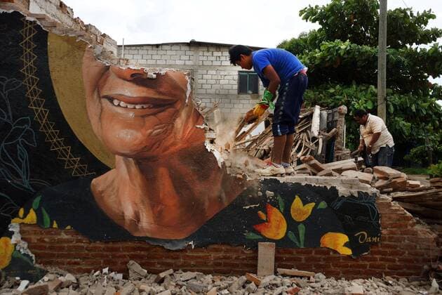 September 10 2017 EUM20170910NAC41 JPG JUCHITÃN Oax Seism Sismo Oaxaca 10 de septiembre 2017 Danado por el sismo de 8 2 del pasado jueves la pared donde se encuentra El mural emblematico Mis Abuelos del colectivo Binni Cubi es derribado por los propietarios de la casa en Union Hidalgo Foto Agencia EL UNIVERSAL RCC  - ZUMAu78_ 20170910_zaf_u78_096 Copyright: xEdwinxHernandezx