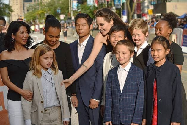Bilder des Tages (L-R) Loung Ung, Vivienne Jolie-Pitt, Maddox Jolie-Pitt, Pax Jolie-Pitt, Angelina Jolie, Kimhak Mun, Knox Jolie-Pitt, Shiloh Jolie-Pitt, Sreymoch Sareum and Zahara Jolie-Pitt attend the Toronto International Film Festival premiere of First They Killed My Father at the Princess of Wales Theatre in Toronto, Canada on September 11, 2017. TOR2017091109 CHRISTINExCHEW