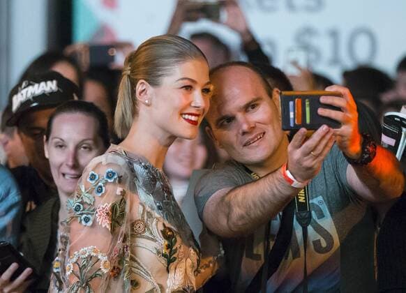 (170912) -- TORONTO, Sept. 12, 2017 -- Actress Rosamund Pike (L) poses for photos with a fan before the premiere of film Hostiles at Princess of Wales Theatre during the 2017 Toronto International Film Festival in Toronto, Canada, Sept. 11, 2017. ) (yy) ZouxZheng 