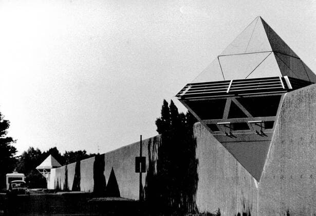 Mauer und Wachttürme an der Justizvollzugsanstalt Köln-Ossendorf 1982. Hier saßen unter anderem auch der DDR-Kanzleramts-Spion Günter Guillaume, der Bankier Iwan Herstatt, Kindermörder Jürgen Bartsch und die RAF-Terroristen Ulrike Meinhof, Astrid Proll und Jan-Carl Raspe in Straf- oder Untersuchungshaft, ebenso die mutmaßliche NSU-Terroristin Beate Zschäpe. *** Wall and Watchtowers to the Prison Cologne Ossendorf 1982 here Sassen under others too the GDR Registrar Office Spy Günter Guillaume the Banker Iwan Herstatt Child murderer Jürgen Bartsch and the RAF Terrorists Ulrike Meinhof Astrid Proll and Jan Carl Raspe in criminal Or Pre-trial detention as well the suspected NSU Terrorist Beate Zschäpe
