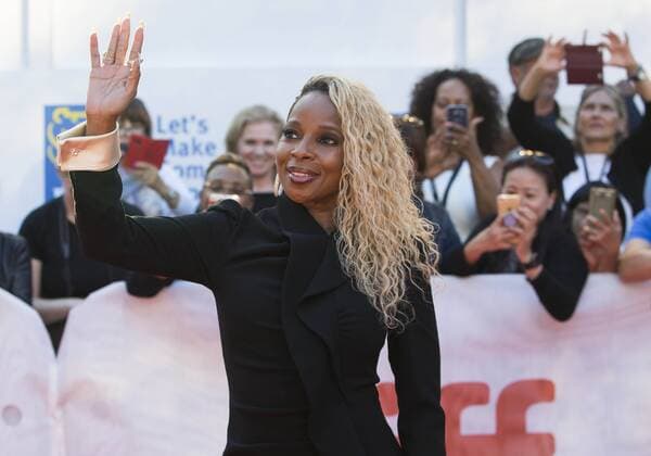 (170913) -- TORONTO, Sept. 13, 2017 -- Actress Mary J. Blige waves to fans at the international premiere of the film Mudbound at Roy Thomson Hall during the 2017 Toronto International Film Festival in Toronto, Canada, Sept. 12, 2017. ) (djj) CANADA-TORONTO-TIFF- MUDBOUND ZouxZheng 
