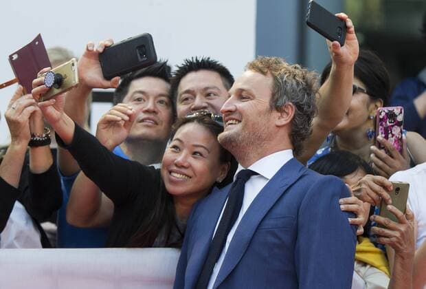 Bilder des Tages (170913) -- TORONTO, Sept. 13, 2017 -- Actor Jason Clarke poses for photographs with fans at the international premiere of the film Mudbound at Roy Thomson Hall during the 2017 Toronto International Film Festival in Toronto, Canada, Sept. 12, 2017. ) (djj) CANADA-TORONTO-TIFF- MUDBOUND ZouxZheng 