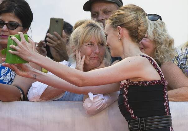 (170913) -- TORONTO, Sept. 13, 2017 -- Actress Carey Mulligan poses for photographs with a fan at the international premiere of the film Mudbound at Roy Thomson Hall during the 2017 Toronto International Film Festival in Toronto, Canada, Sept. 12, 2017. ) (djj) CANADA-TORONTO-TIFF- MUDBOUND ZouxZheng 