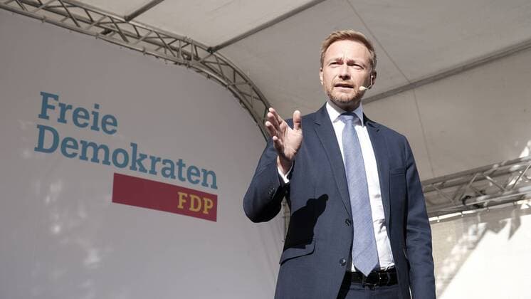Deutsche Parteien: FDP. Wiedereinzug in den Bundestag 2017 12.09.2017 xkhx Kassel, Wahlkampf vor der Bundestagswahl 2017 Christian Lindner - Bundesvorsitzender der Freien Demokraten auf Wahlkampftour in Kassel *** 12 09 2017 xkhx Kassel Election campaign before the Federal election 2017 Christian Lindner Federal Chairman the Free Democrats on Election campaign tour in Kassel