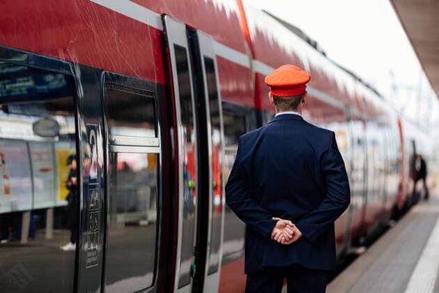 a Schaffner observed the Departure a Regional railway on the Nuremberg Central Station Nuremberg 12 09 2017 Foto:xC.xHardtx xFuturexImage