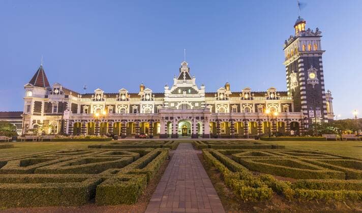  Anzac Square und Bahnhof bei Nacht, Dunedin, Otago, Südinsel, Neuseeland, Ozeanien *** Anzac Square and Station at Night Dunedin Otago South Island New Zealand Oceania Copyright: imageBROKER/MoritzxWolf ibxmmw04540218.jpg