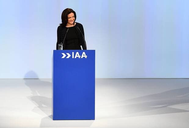 14.09.2017, xfux, Wirtschaft, Eröffnungstag auf der IAA 2017 in Frankfurt, deloka emonline empoli emmoto emwirt v.l. Sheryl Sandberg (Geschaeftsfuehrerin von Facebook Inc.) Wirtschaft, IAA 2017 in Frankfurt *** 14 09 2017 xfux Economy Opening day on the IAA 2017 in Frankfurt deloka emonline Empoli V l Sheryl Sandberg Managing Director from Facebook INC Economy IAA 2017 in Frankfurt