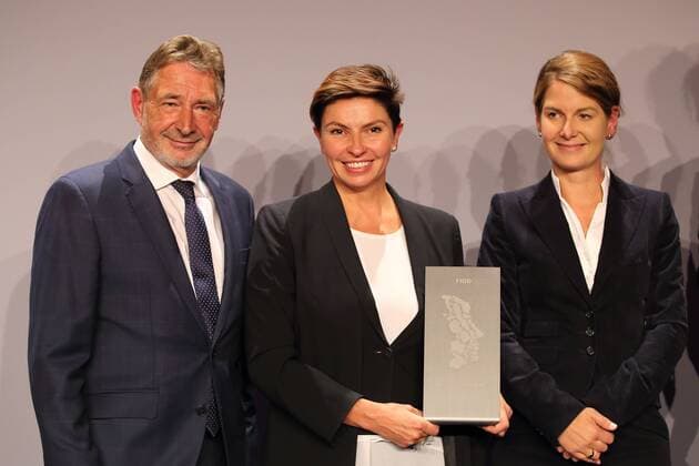 Jann Jacob Lord Mayor from Potsdam Natalya Sindejewa TV and Tanit Cook Picture Editor-in-chief V l after award Ceremony the M100 Media Awards to the Russian Journalist Natalya Sindejewa in the Orangerie from Sanssouci in Potsdam 14 September 2017 M100 Sanssouci Colloquium