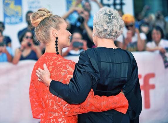 Glenn Close (R) and her daughter Annie Starke share a hug as they pose for a wall of fans before the world premiere screening of The Wife at Roy Thomson Hall during the Toronto International Film Festival in Toronto, Canada on September 14, 2017.  TOR2017091413 CHRISTINExCHEW