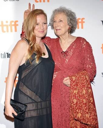 Author Margaret Atwood (R) photobombs Sarah Polley on the red carpet as they arrive for the world premiere of Netflix s Alias Grace at the Winter Garden Theatre during the Toronto International Film Festival in Toronto, Canada on September 14, 2017.  TOR2017091421 CHRISTINExCHEW